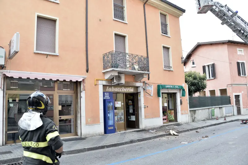 Sant'Eufemia crolla cornicione: l'intervento dei Vigili del fuoco