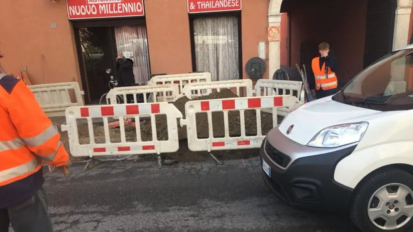 A Manerbio si apre una voragine nell'asfalto