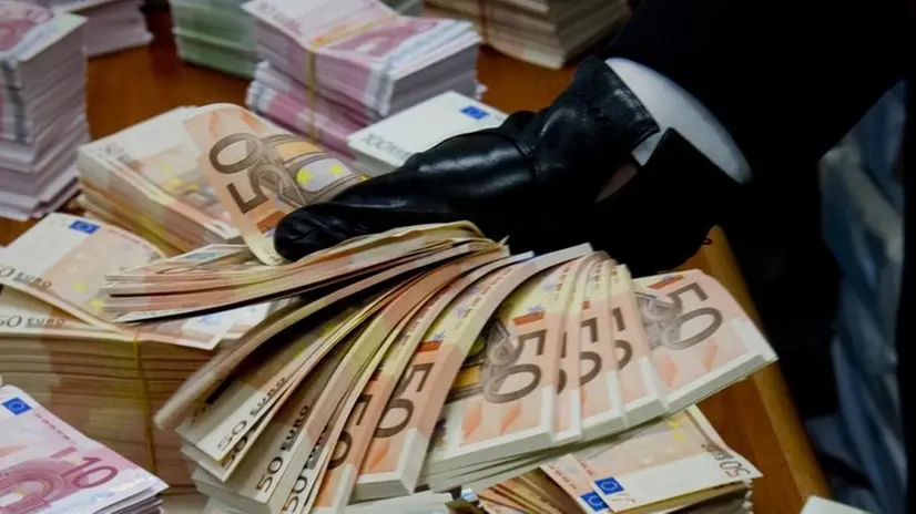 Denaro. Le  banconote di un recente sequestro dell’Arma. © www.giornaledibrescia.it