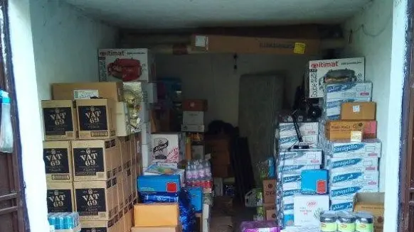 Nella rimessa. Uno dei garage  pieni di alimentari trovati a Pavone Mella - © www.giornaledibrescia.it