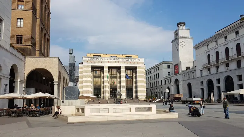 Via le statue di Paladino da piazza Vittoria, Stele nera esclusa