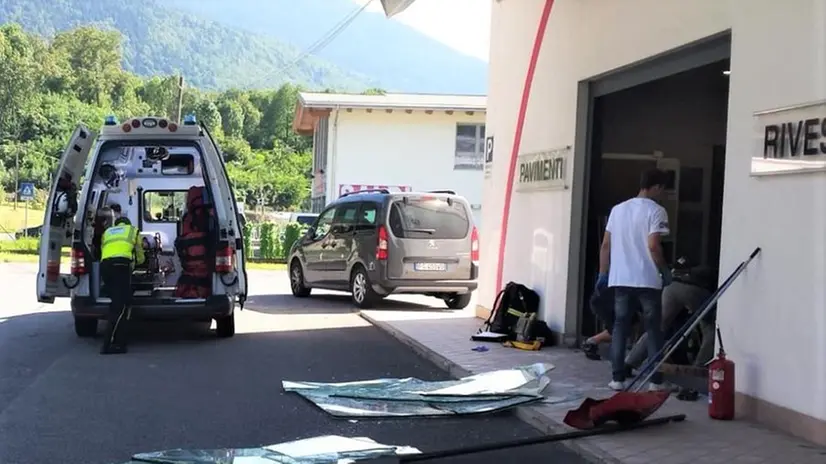 In frantumi. Soccorsi e vetrina rotta ieri a Sonico - © www.giornaledibrescia.it