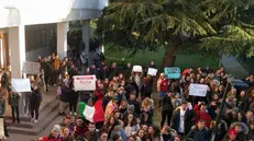 Gli studenti protestano all’esterno della scuola