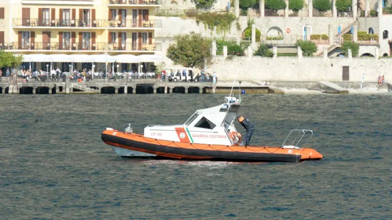 Le ricerche del sub disperso nelle acque del Garda