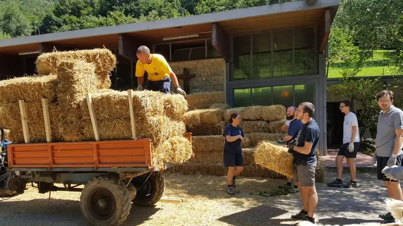 Materiali ecologici. Per costruire l’eremo verranno utilizzate 600 balle di fieno, dentro uno scheletro di legno