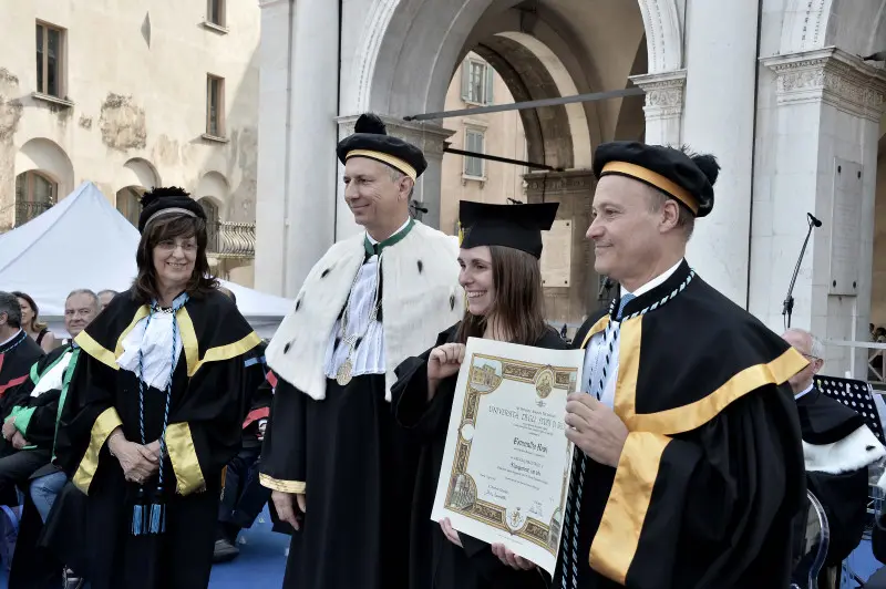 La cerimonia di consegna dei diplomi di UniBs in piazza Loggia