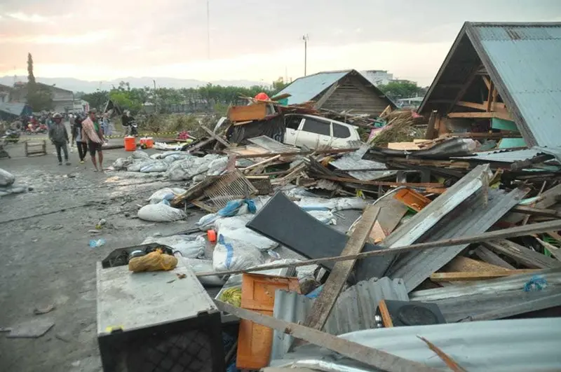 La devastazione in Indonesia dopo il terremoto e lo tsunami