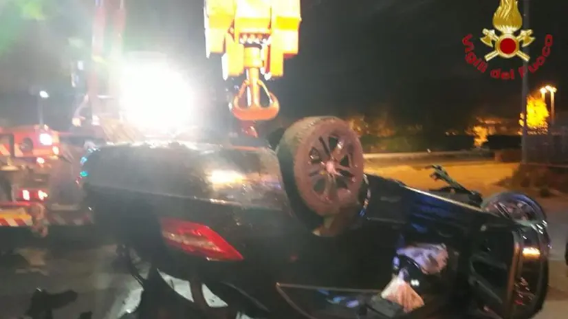 Il recupero dell'auto da parte dei Vigili del fuoco
