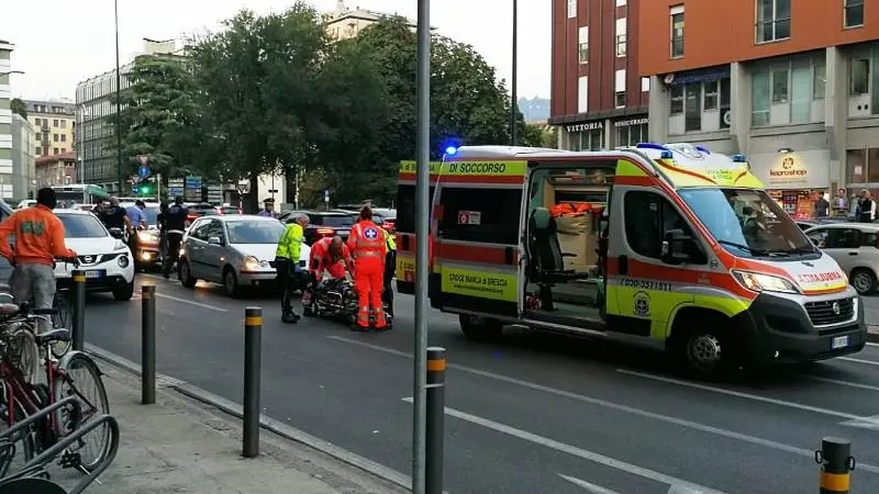 Via Saffi, scende dall'auto e viene travolto: grave un giovane