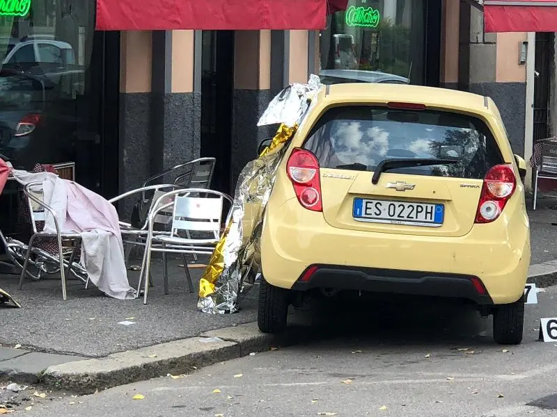 Schianto in via Milano, auto sui tavolini del bar: ferita una donna