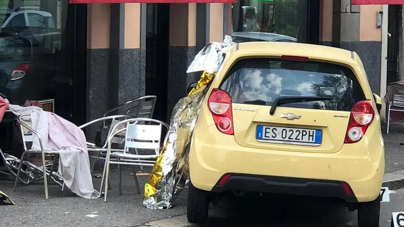 Schianto in via Milano, auto sui tavolini del bar: ferita una donna