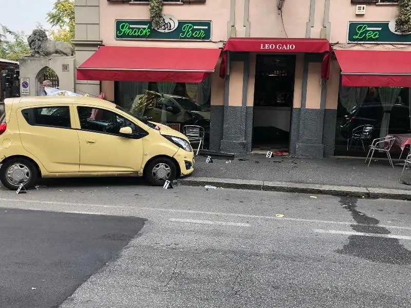 Schianto in via Milano, auto sui tavolini del bar: ferita una donna