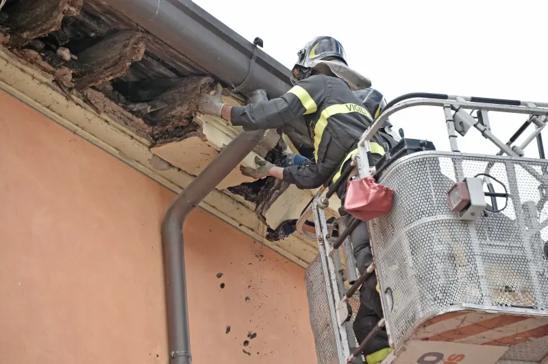 Sant'Eufemia crolla cornicione: l'intervento dei Vigili del fuoco