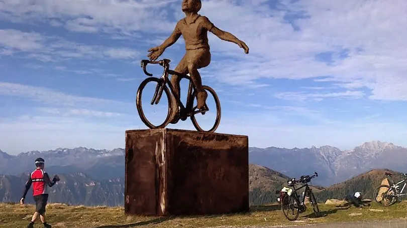 . Ecco un rendering della statua dedicata a Pantani da posizionare a Montecampione