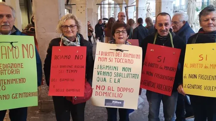 La protesta. Uomini e donne insieme per bocciare il disegno di legge - Foto © www.giornaledibrescia.it