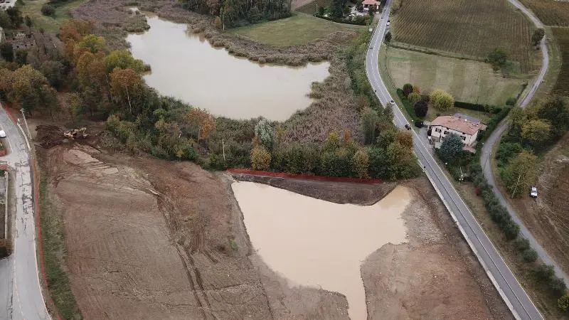 Il laghetto del Sala invaso dalla terra di cantiere a causa del maltempo - Foto Legambiente Franciacorta © www.giornaledibrescia.it