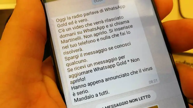 Il messaggio che annuncia il fantomatico Whatsapp Gold e il video (inesistente) Martinelli - © www.giornaledibrescia.it