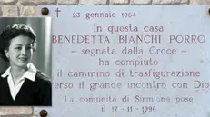 La targa sulla casa di Benedetta Bianchi Porro a Sirmione © www.giornaledibrescia.it