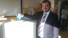 Il presidente della Provincia Samuele Alghisi al voto nel seggio di Manerbio -  © www.giornaledibrescia.it
