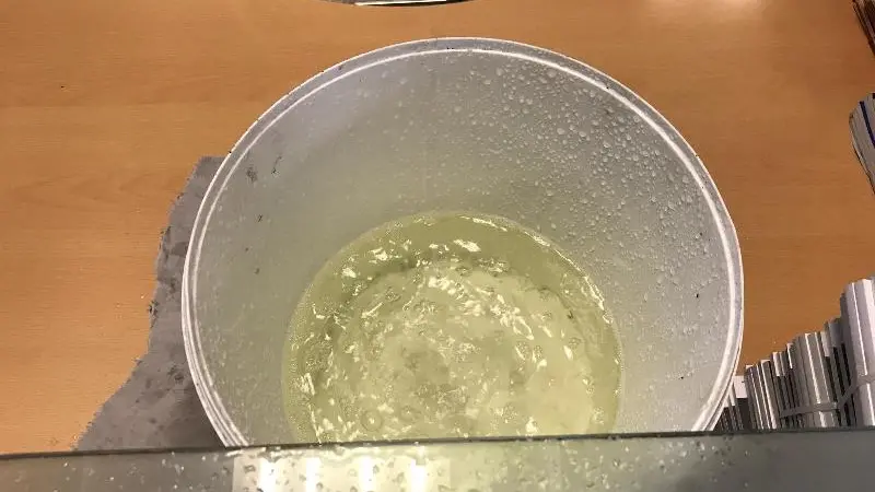 L'acqua finita nel secchio dopo il guasto a Brescia Trasporti - © www.giornaledibrescia.it
