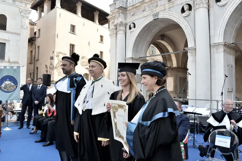 La cerimonia di consegna dei diplomi di UniBs in piazza Loggia