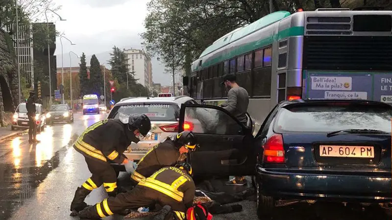 Auto tampona bus, grave il conducente
