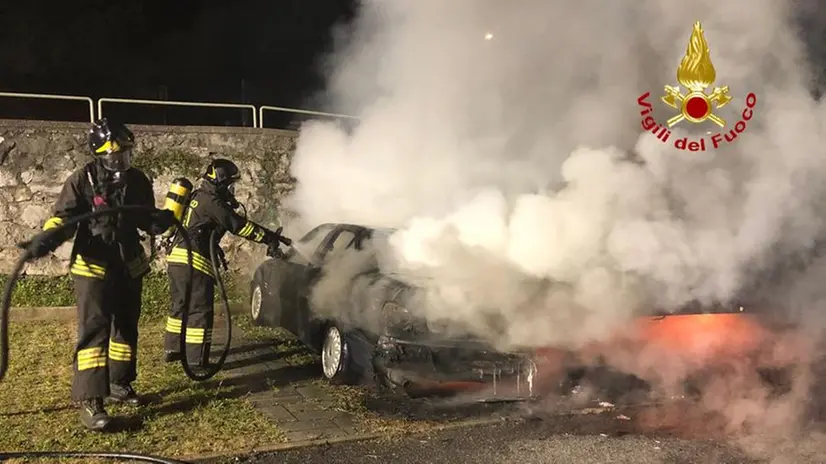 Auto in fiamme a Angolo Terme