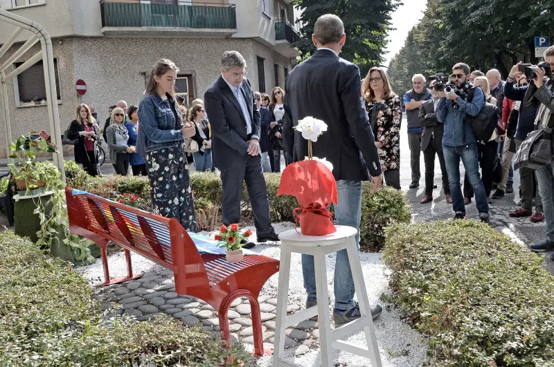 L'inaugurazione della panchina rossa per Manuela - Foto Putelli/Neg © www.giornaledibrescia.it