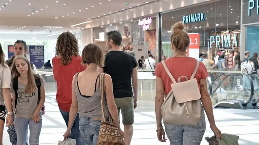 Shopping. Torna la polemica sulle festività assorbite dal lavoro