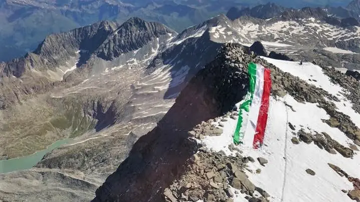 Il tricolore sulla vetta dell'Adamello - Foto © www.giornaledibrescia.it