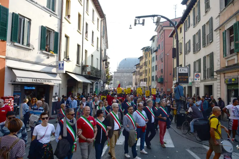 Restiamo Umani, 1.500 persone alla marcia