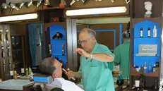 Il barbiere Eugenio Medola, in via Martinengo, riceve ancora i suoi clienti tre volte a settimana - © www.giornaledibrescia.it