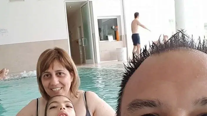 In piscina. Giorgio e Rosita con il loro Davide, «malato raro»