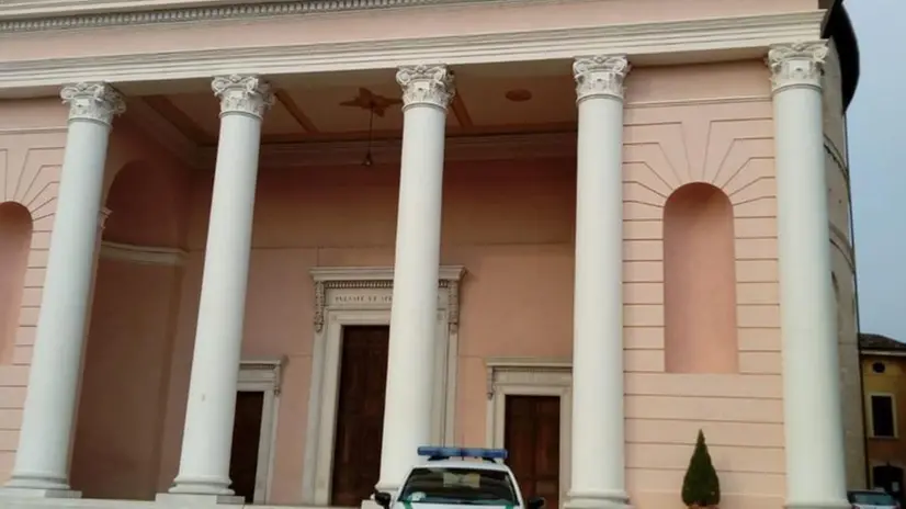 La chiesa davanti alla quale sostava l’auto della coppia - © www.giornaledibrescia.it