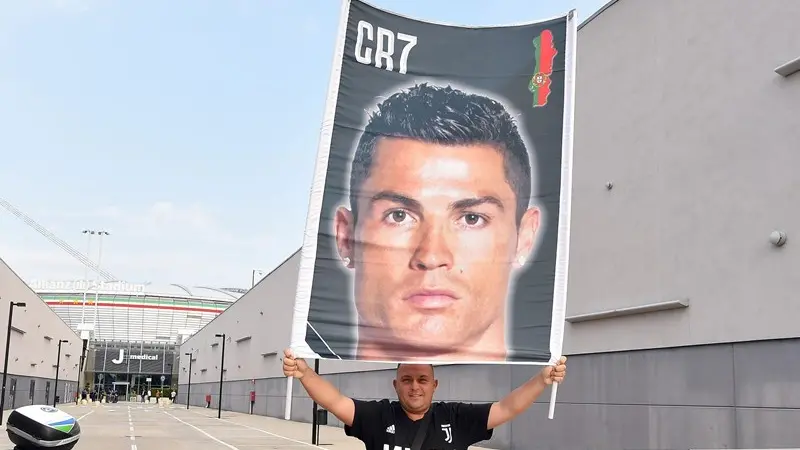 Un tifoso in attesa di Cristiano Ronaldo - Foto Ansa/Alessandro Di Marco