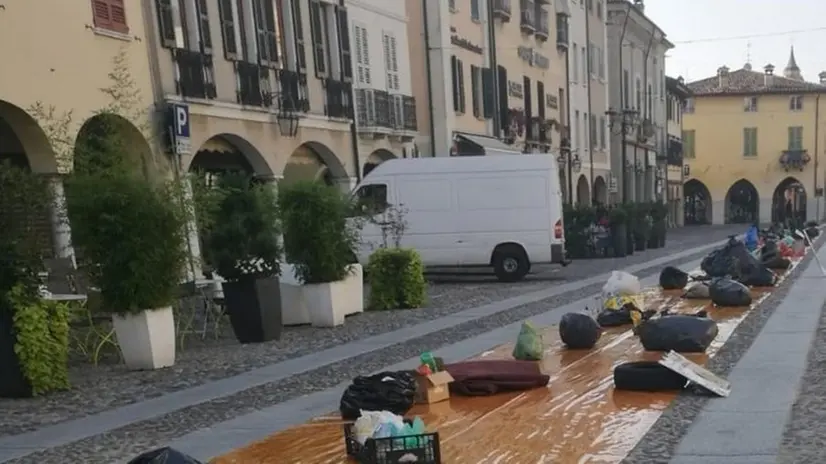 I rifiuti in passerella in piazza Vittorio Emanuele