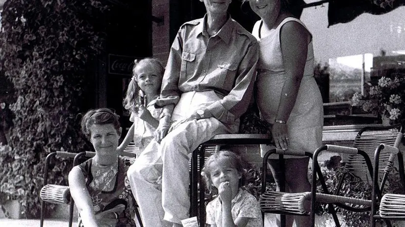 Cecilia Scerbanenco bambina con il padre Giorgio, la madre, la sorella e un’altra signora - © www.giornaledibrescia.it