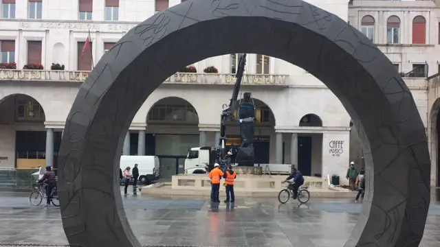 Il gigante di Mimmo Paladino sul piedistallo