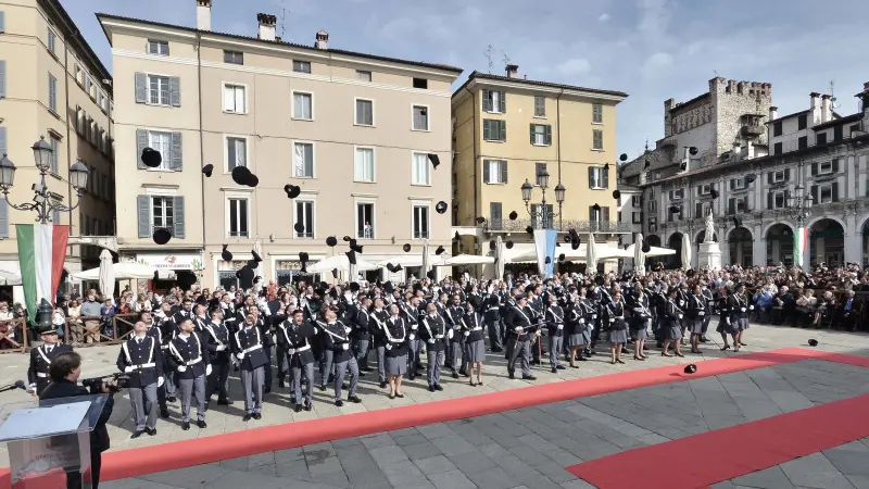 Giuramento in piazza Loggia per i 118 allievi agenti - Foto Pierre Putelli
