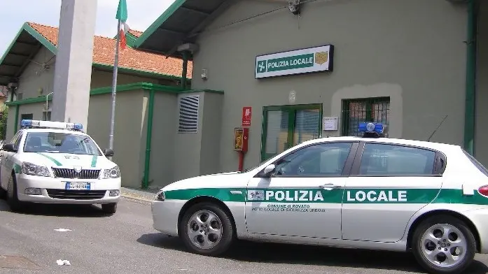 Gli agenti della polizia locale hanno fermato l’uomo