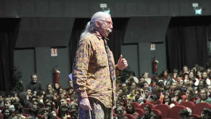 Patch Adams, il medico clown davanti a 2.000 studenti bresciani