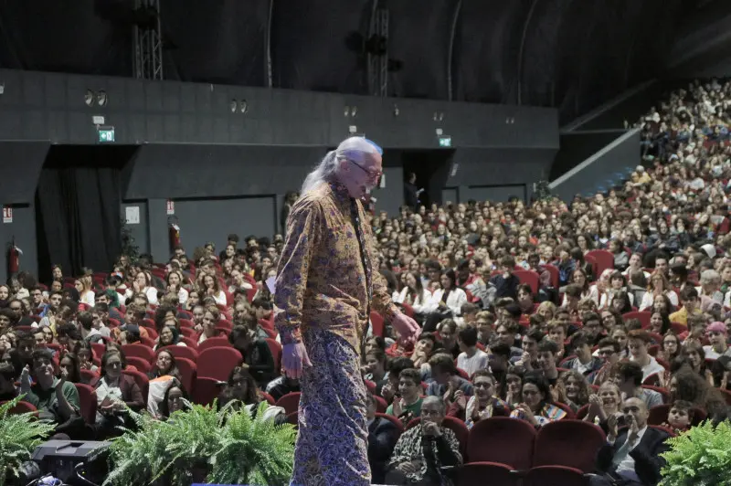 Patch Adams, il medico clown davanti a 2.000 studenti bresciani