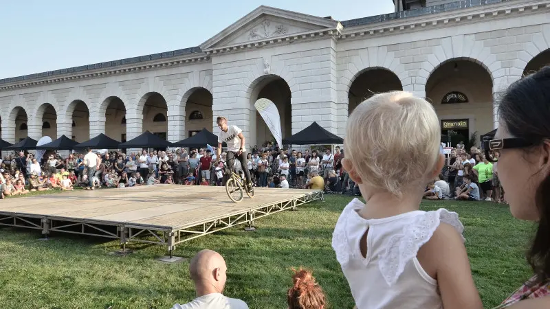 Le acrobazie e la gara in piazzale Arnaldo