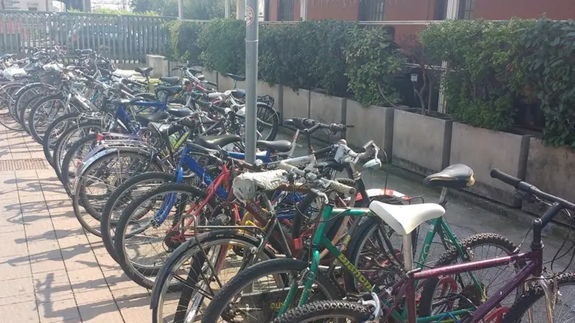 Rovato, il parcheggio per biciclette vicino alla stazione, spesso preso di mira - © www.giornaledibrescia.it