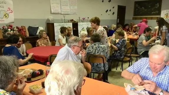 Merenda. Uno dei momenti più graditi al Grest di «Alberi di vita onlus»