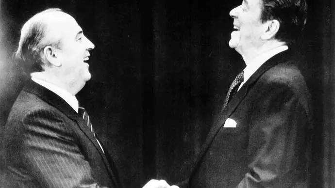 Gorbaciov e Regan il 21 novembre 1985 Foto Ansa  © www.giornaledibrescia.it