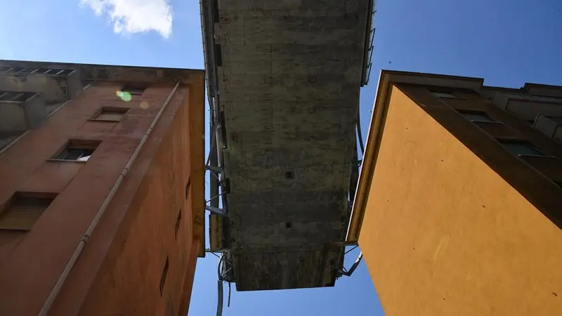 Il ponte Morandi tra le case - Foto Ansa/Luca Zennaro