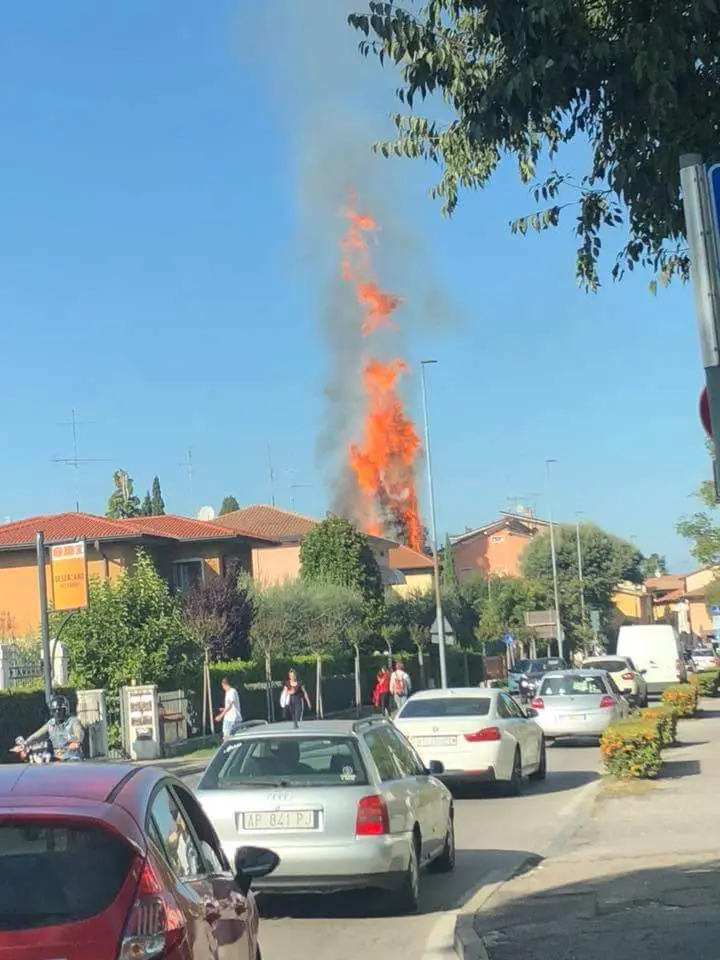 L'auto bruciata a Desenzano