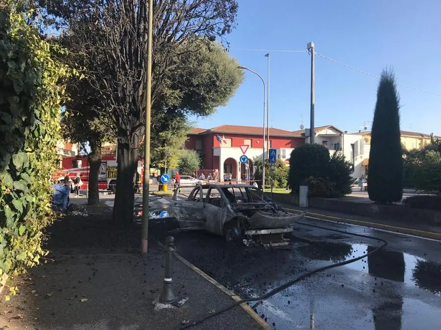 L'auto bruciata a Desenzano