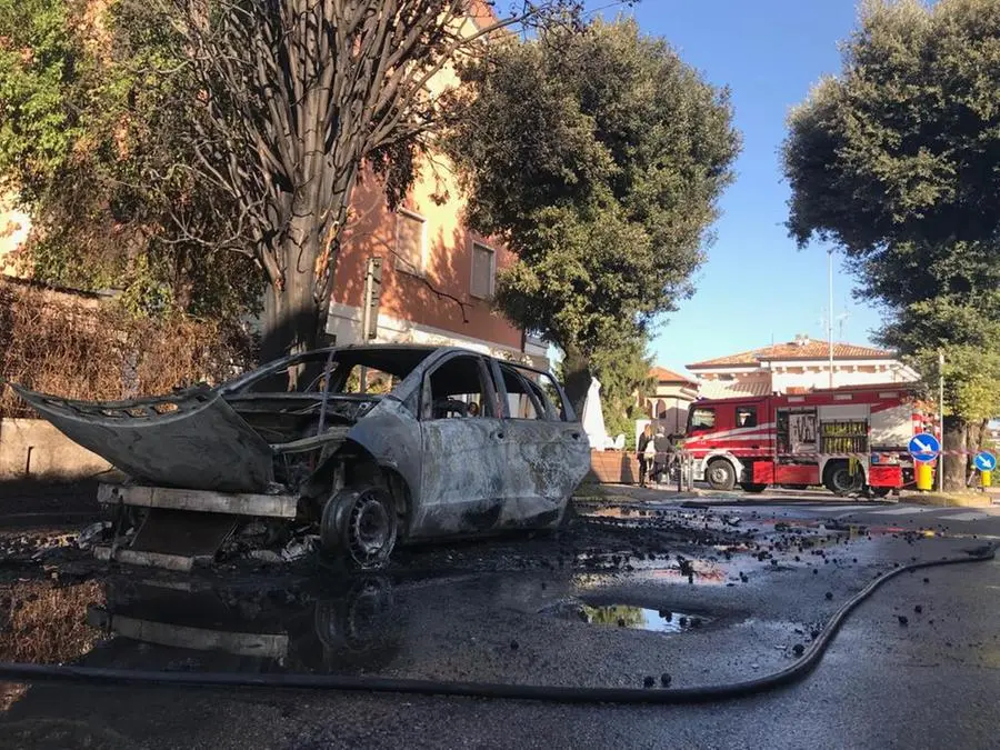 L'auto bruciata a Desenzano